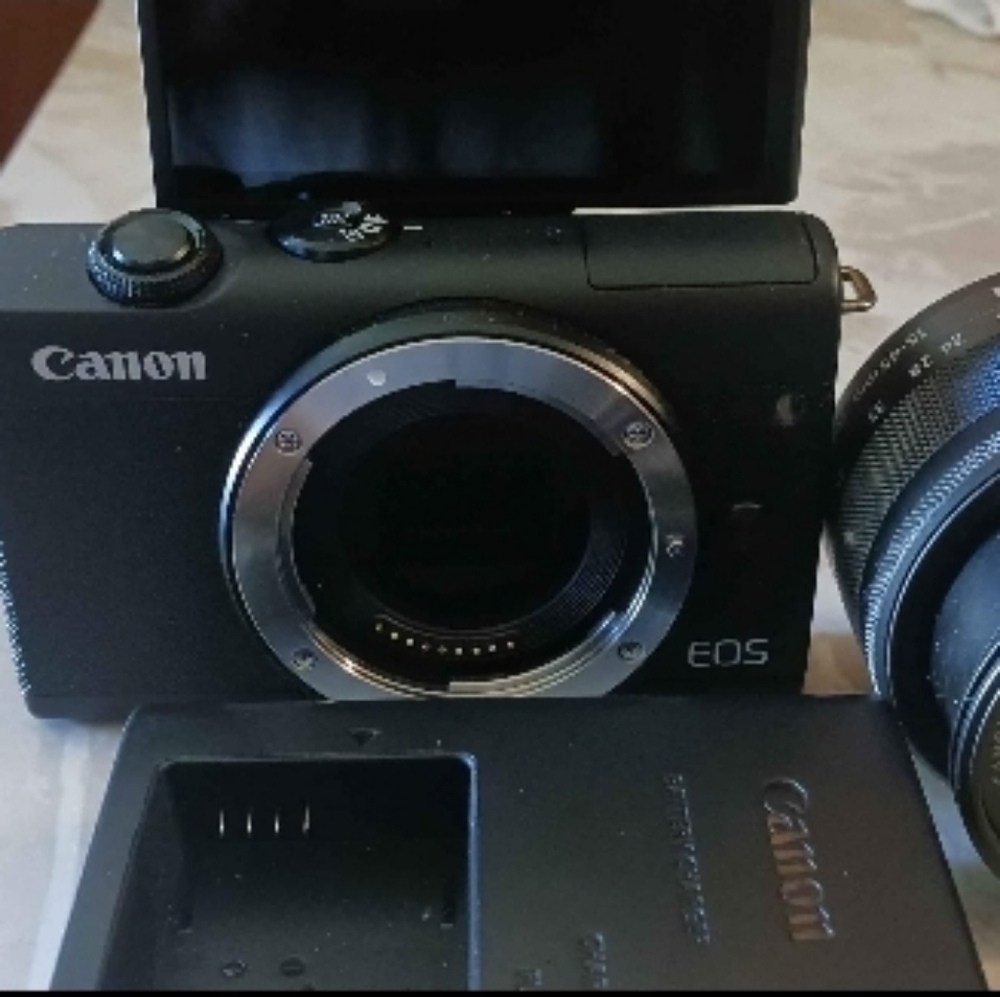 Canon EoS M200
